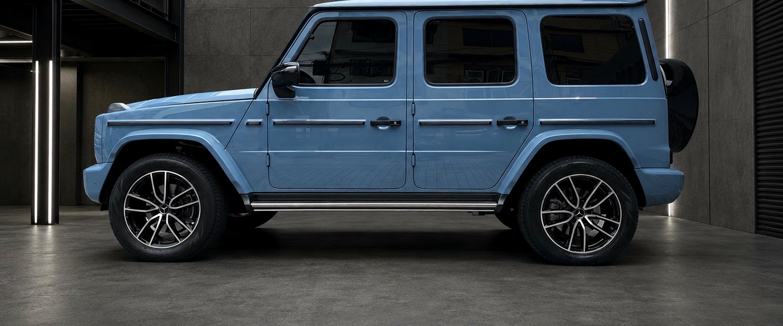 รถ SUV หรูในโชว์รูม