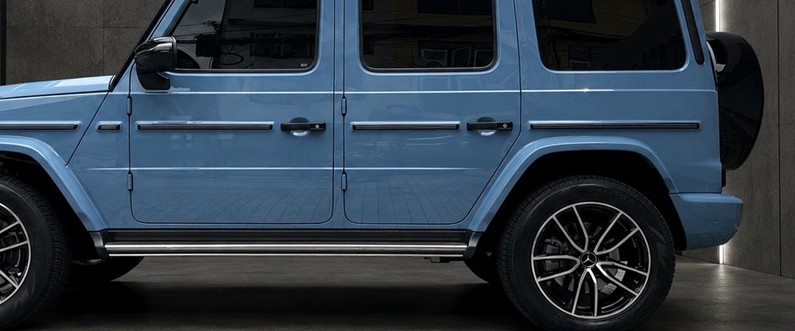 รถ SUV หรูในโชว์รูม